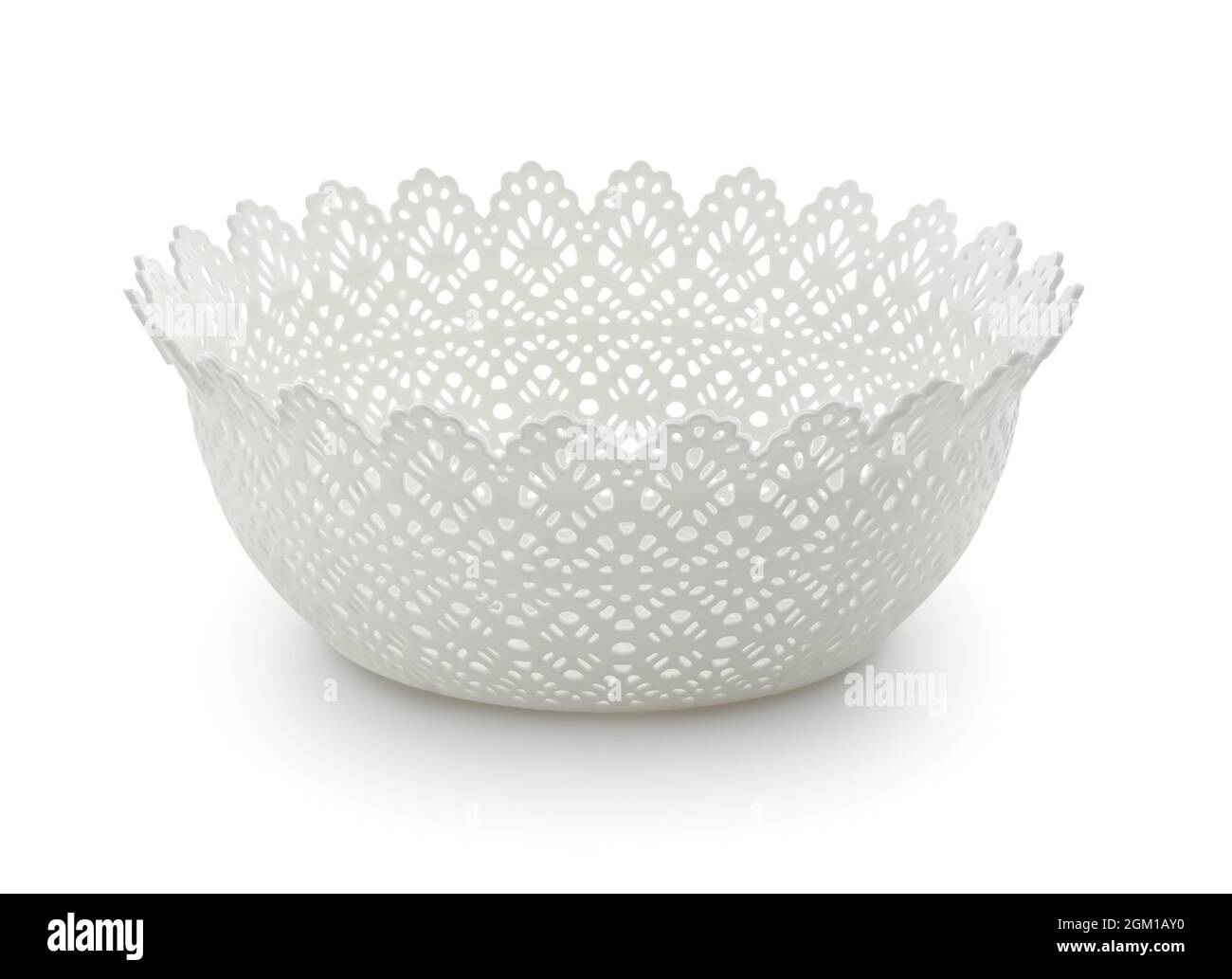 Bol à fruits blanc en plastique vide isolé sur blanc Banque D'Images