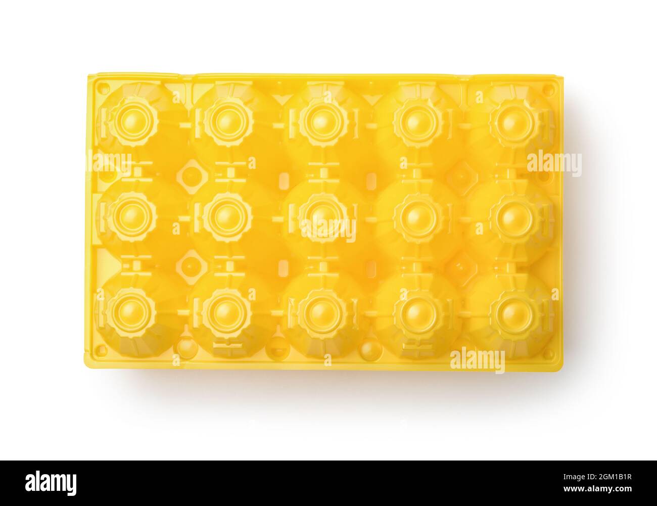 Vue de dessus de la boîte à oeufs en plastique jaune isolée sur blanc Banque D'Images