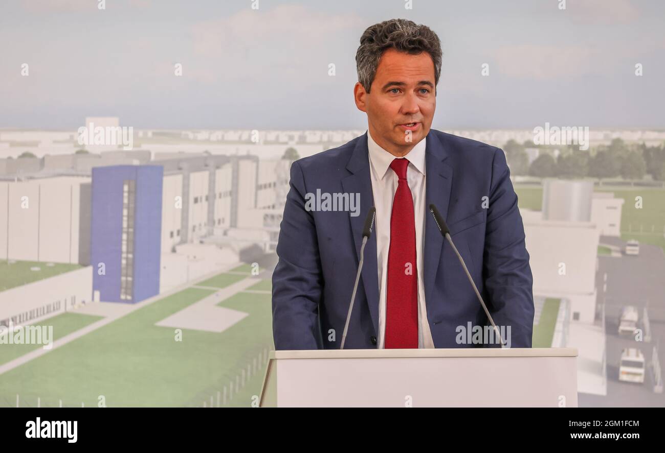 15 septembre 2021, Saxe, Leipzig: Vincent Warnery, Président du Directoire de Beiersdorf AG, parle lors de la pose de la pierre d'assise de la nouvelle usine de production de Beiersdorf, fabricant de produits de consommation et de cosmétiques basé à Hambourg. À partir de la fin de 2022, 200 employés fabriquera initialement des déodorants et des produits capillaires dans le nouveau bâtiment ·220 millions. L'usine actuelle de Waldheim est donc sur le point de fermer et les employés vont déménager vers le nouveau site. Outre le nouveau site de production, un centre de distribution européen sera construit à Leipzig-se Banque D'Images