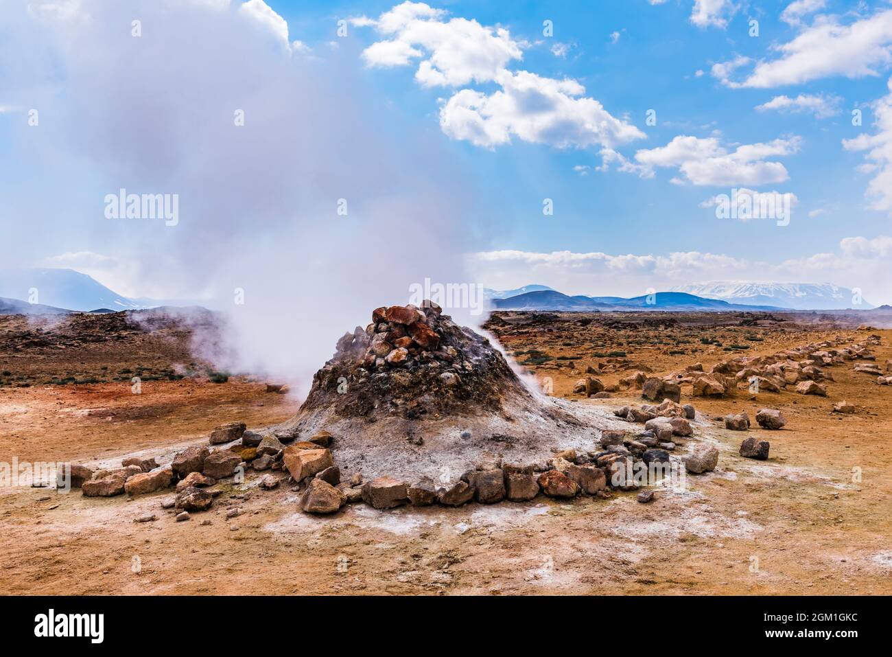Fumarale à vapeur dans la zone géothermique de Namafjall, Krafla, Islande Banque D'Images