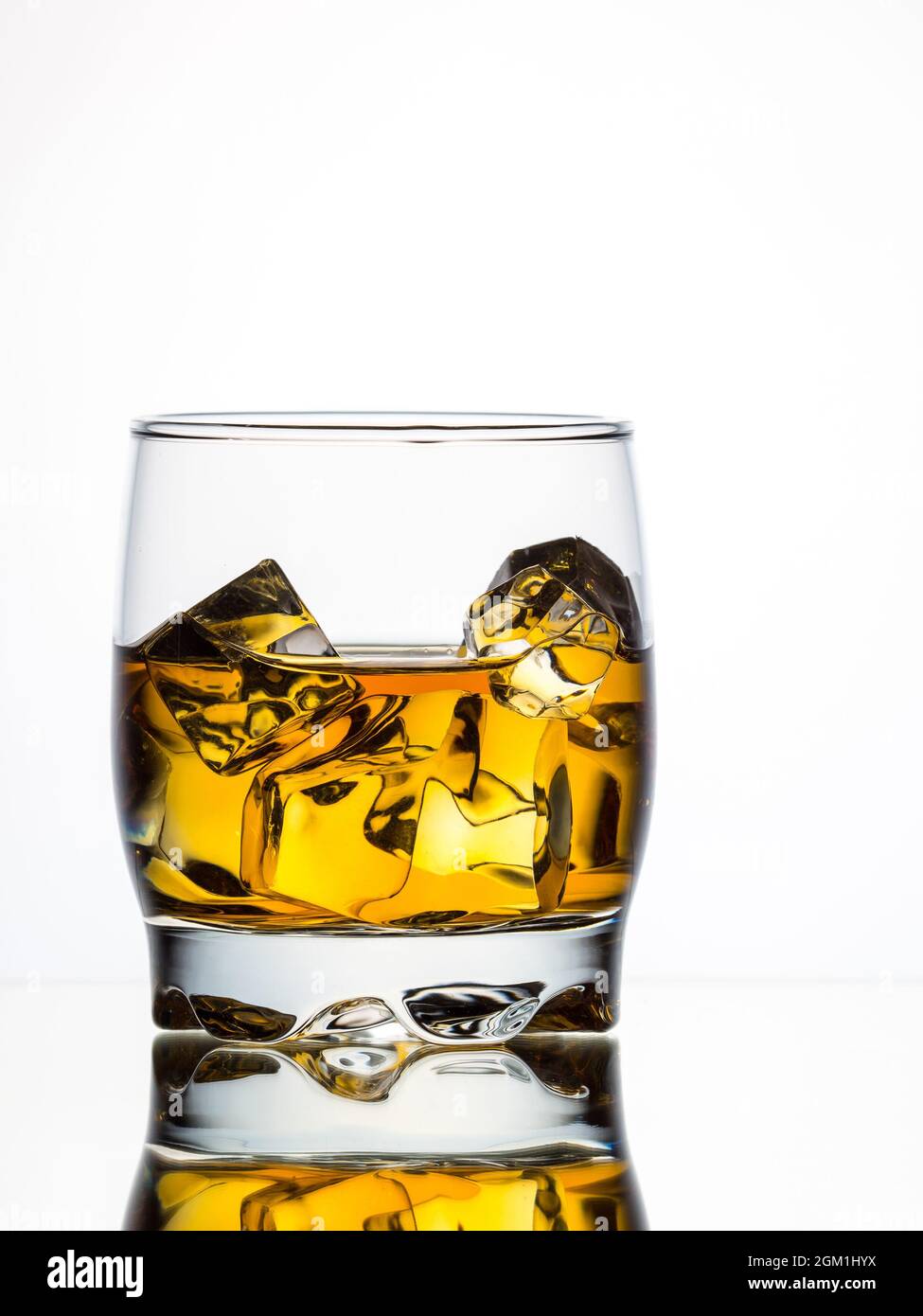 Whisky sur les rochers sur un verre de fond blanc Banque D'Images