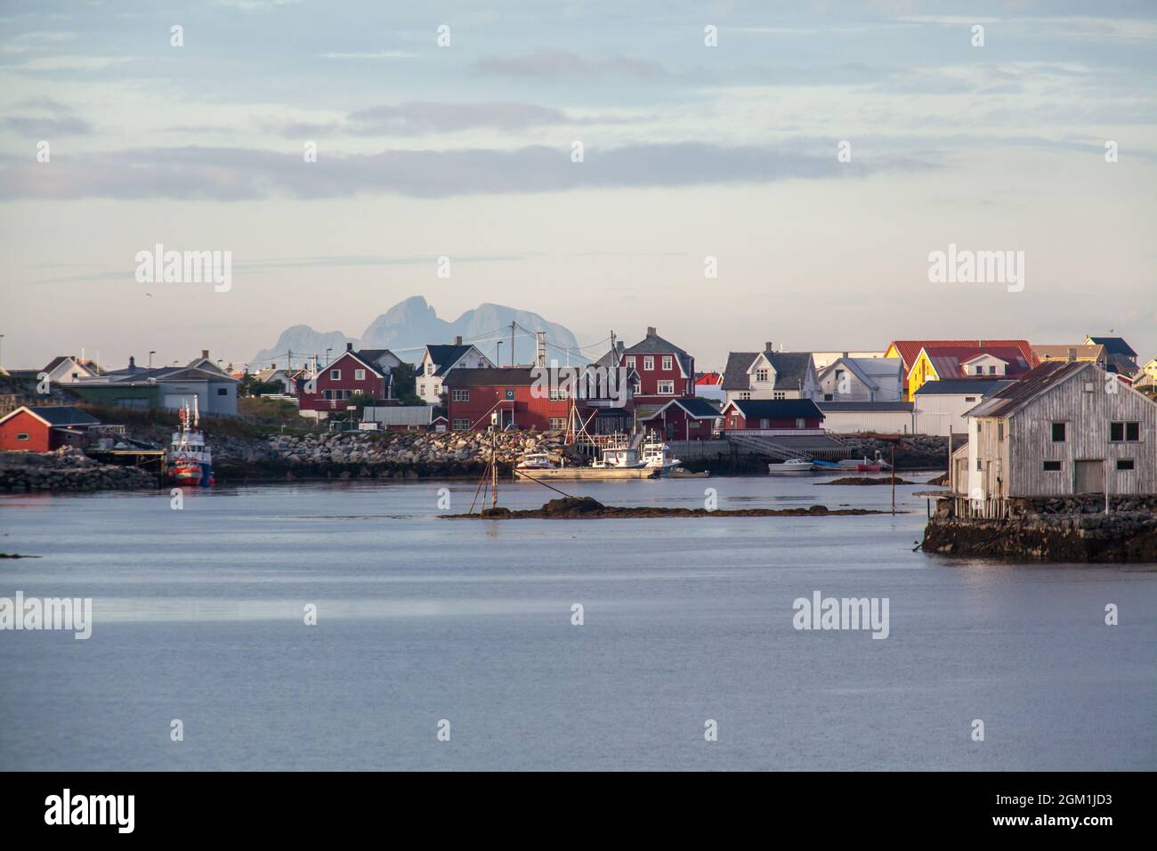 Vue sur le village de pêcheurs de l'île de Røst en Norvège. Culture norvégienne à Lofoten. Banque D'Images