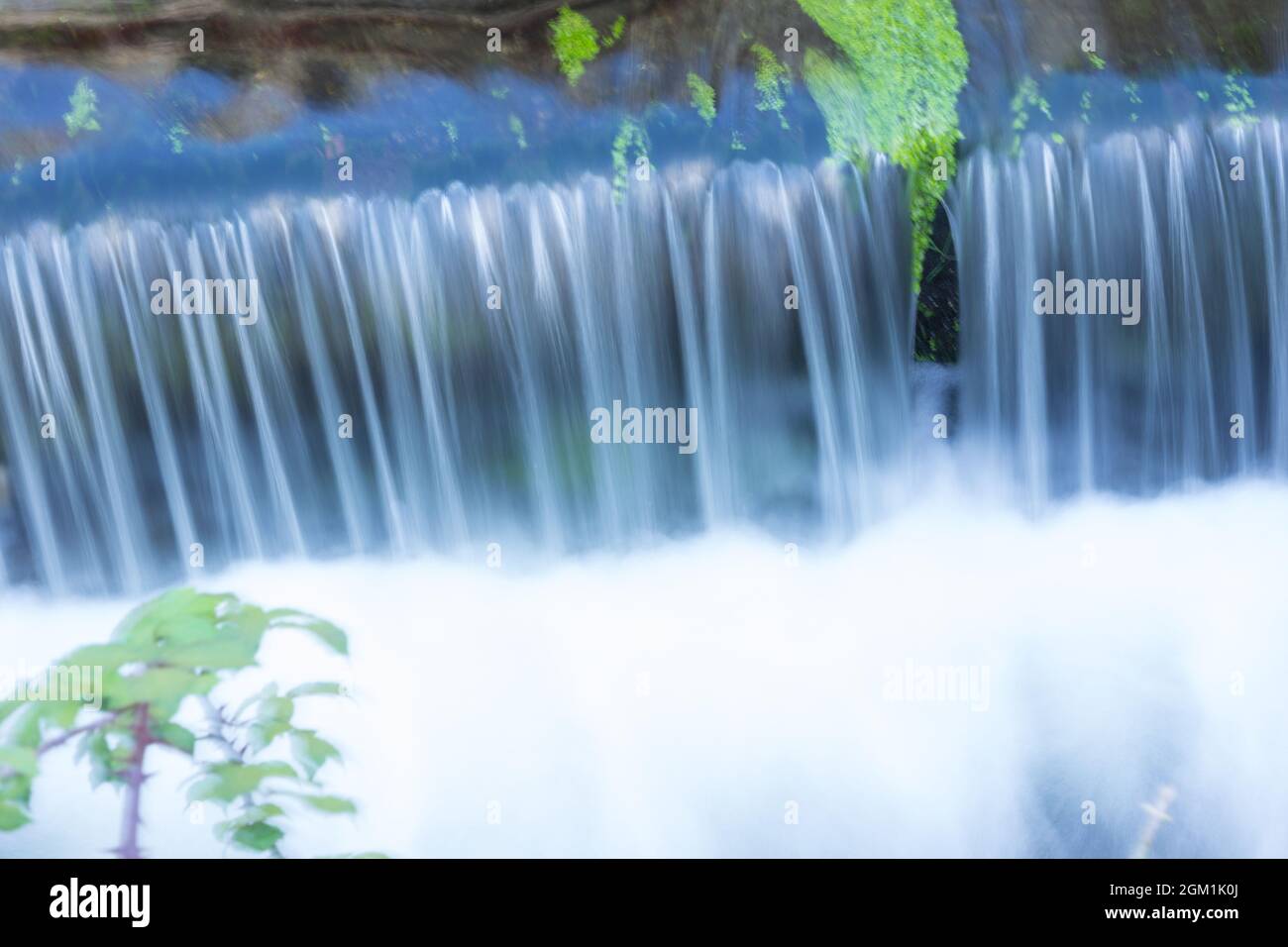 Petites chutes d'eau; chutes d'eau. Nature. Mousse générée par la cascade. Eau en mouvement. Banque D'Images