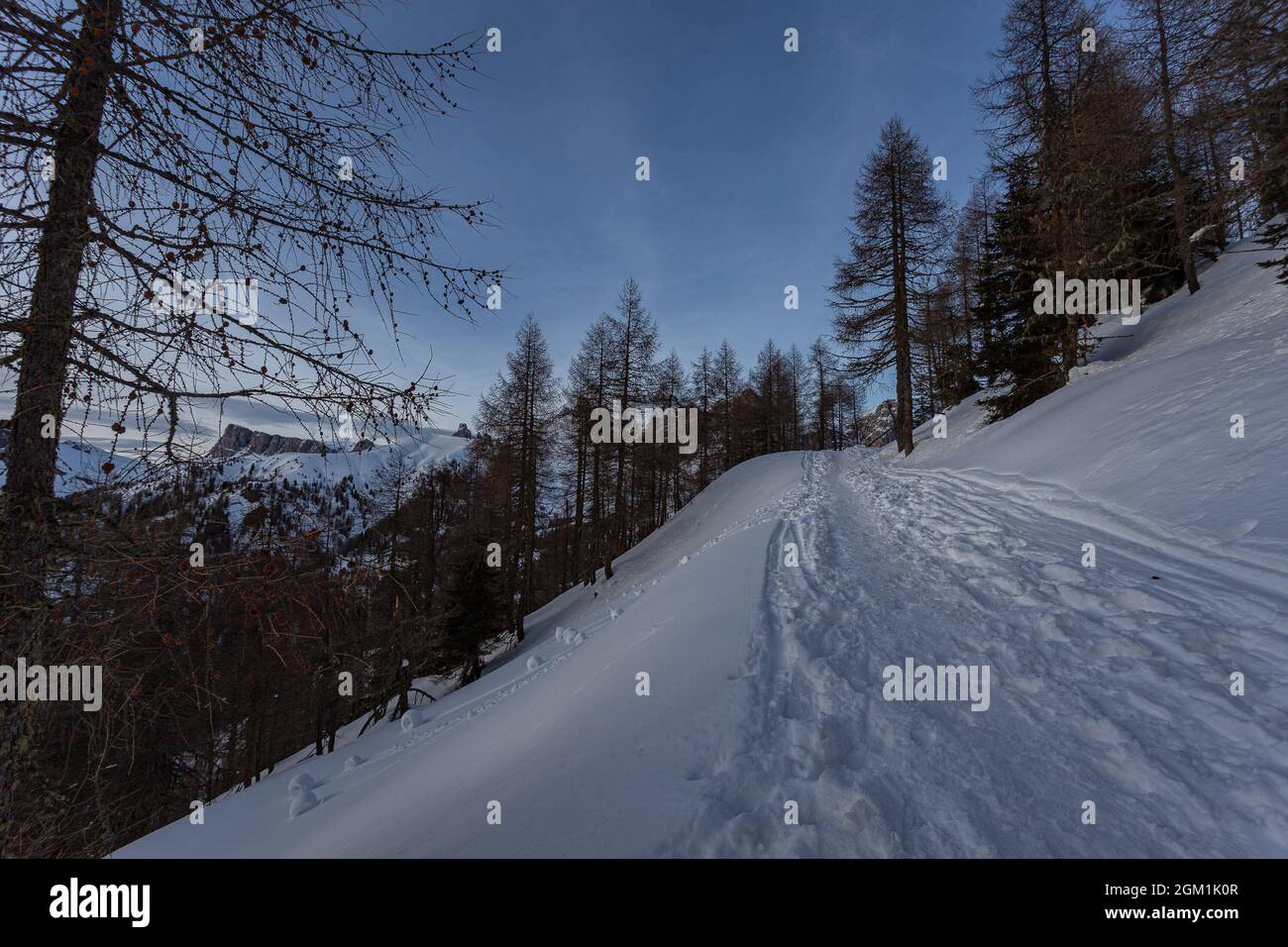Vue d'hiver sur le pic de Lastoi de Formin, avec des boules de neige curieuses qui ont roulé sur la pente Banque D'Images