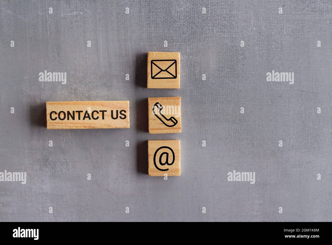 Concept d'entreprise. Contactez-nous texte et icône sur des cubes en bois. Copier l'espace pour le texte. Banque D'Images
