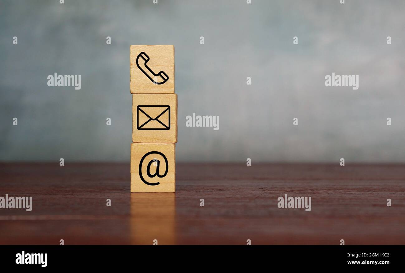 Concept d'entreprise. Contactez-nous icône sur les cubes en bois. Copier l'espace pour le texte Banque D'Images