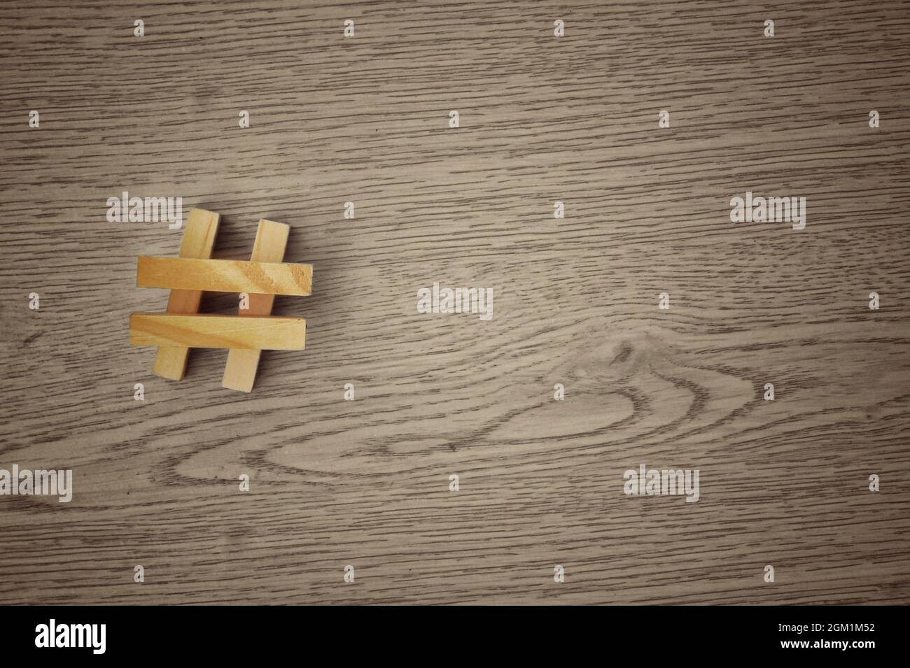 Symbole hashtag signe fait avec une pile de carreaux de bois. Copier l'espace pour le texte Banque D'Images