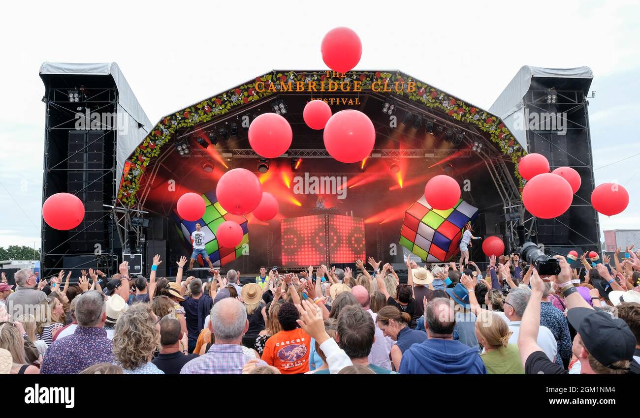 Les gens apprécient le DJ Sara Cox au Cambridge Club Festival 2021 à Childerley Orchard, le 12 septembre 2021, à Cambridge, en Angleterre Banque D'Images