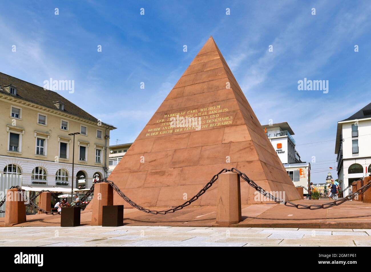 Karlsruhe, Allemagne - août 2021 : pyramide sur la place du marché construite sur la voûte du fondateur de la ville, Karl Wilhelm Banque D'Images