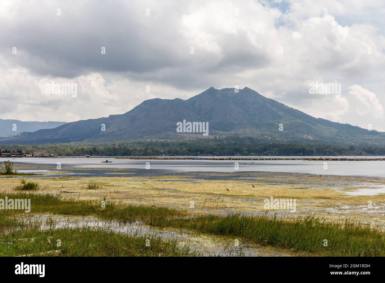 Vue sur le volcan Batur (Gunung Batur) et le lac Batur (Danau Batur). Kintamani, Bangli, Bali, Indonésie. Banque D'Images
