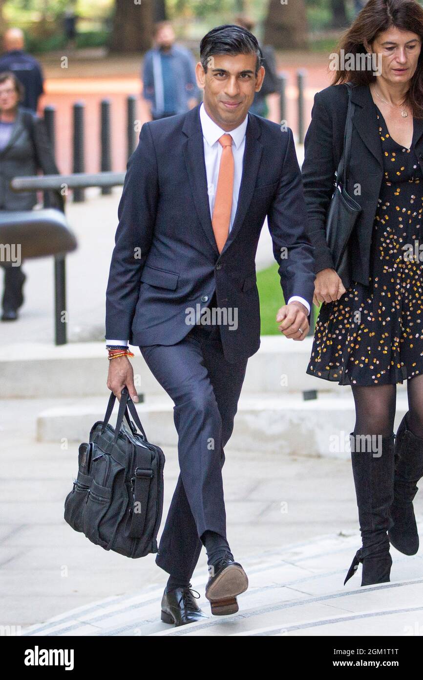 Le chancelier de l'Échiquier Rishi Sunak part du 11 Downing Street au HM Treasury Building le 16 septembre 2021 comme le montrent les chiffres de cette semaine Banque D'Images