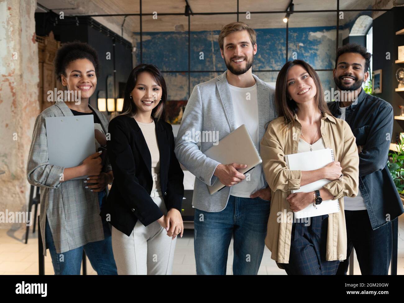 Portrait of creative business team standing ensemble et rire. Les gens d'affaires multiraciale au démarrage Banque D'Images