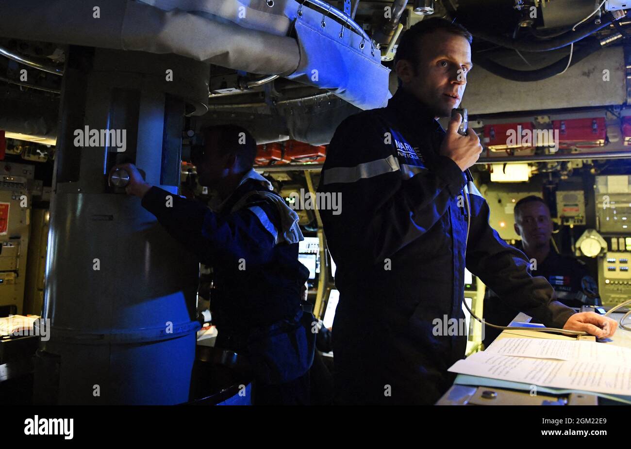 Photo du dossier en date du 4 juillet 2017 du président français Emmanuel Macron parle au capitaine et à l'équipage du sous-marin « le terrible » du centre d'opérations du navire. Le président Joe Biden avait annoncé mercredi une nouvelle alliance de sécurité américaine avec l'Australie et la Grande-Bretagne qui allait développer une flotte australienne de sous-marins nucléaires. En conséquence, l'Australie a notifié à la France qu'elle mettrait fin à son contrat avec la société DCNS, détenue à majorité par l'État, pour la construction de 12 des plus grands sous-marins conventionnels du monde. L'Australie a dépensé 2.4 milliards de dollars australiens (1.8 milliards de dollars) dans le projet depuis que les Français ont gagné Banque D'Images