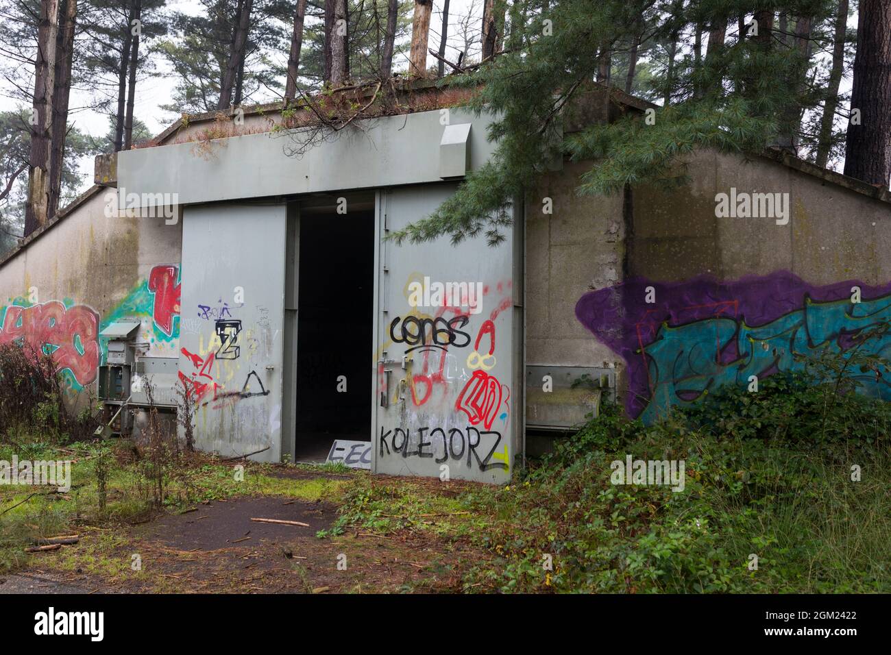 Des bunkers de munitions allemands abandonnés utilisés pendant la guerre froide en Belgique Banque D'Images