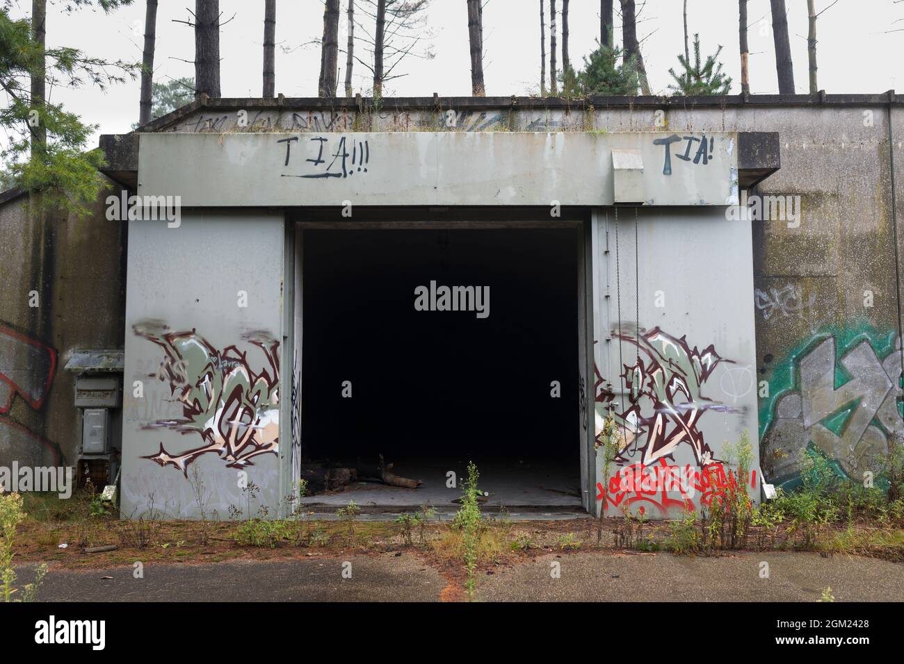 Des bunkers de munitions allemands abandonnés utilisés pendant la guerre froide en Belgique Banque D'Images