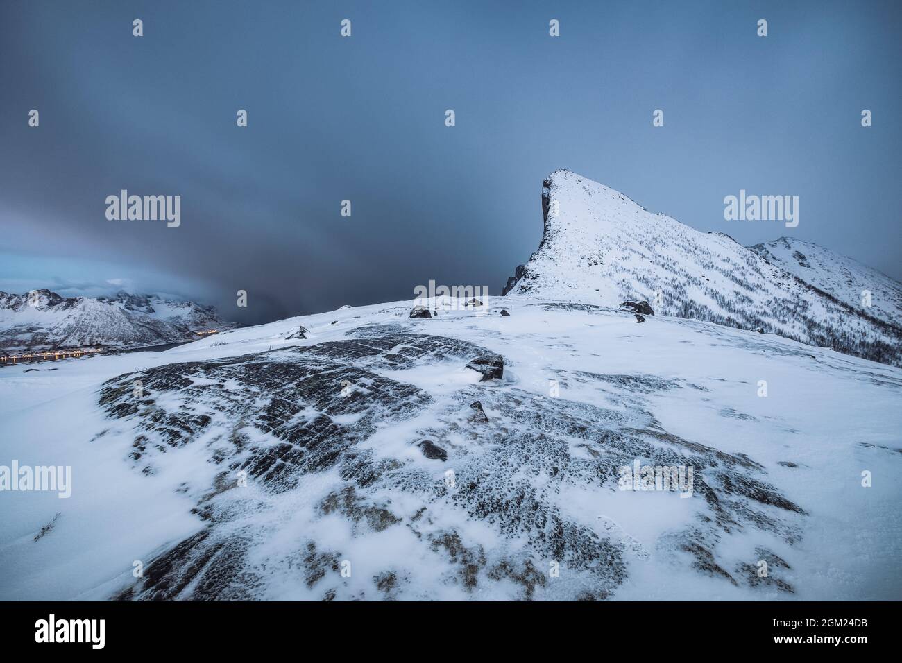 Pic de neige du mont Segla dans un blizzard l'hiver à l'île de Senja, en Norvège. Temps sombre et sombre Banque D'Images