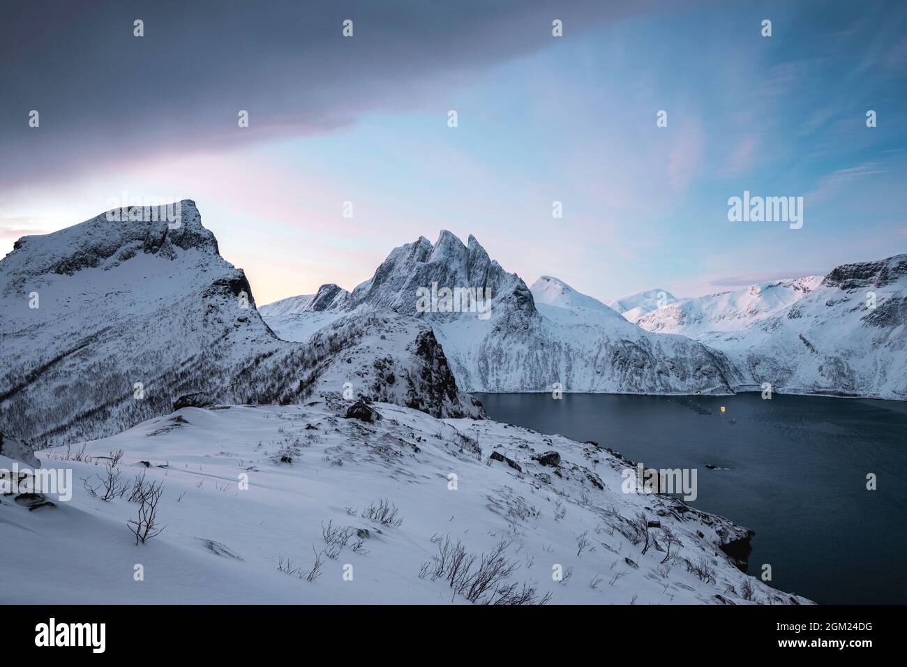 Paysage de montagne enneigée majestueuse sur le mont Segla en hiver à l'île de Senja, Norvège Banque D'Images