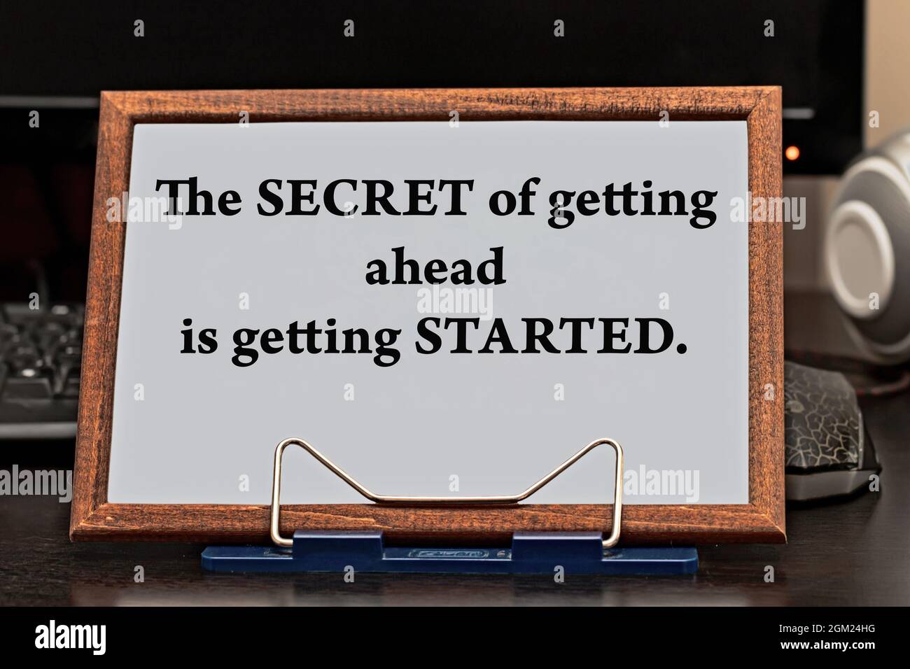 Citation Motivante Inspirant Le Succes Le Secret Pour Aller De L Avant Est De Commencer A Ecrire Dans Un Cadre En Bois Contre L Arriere Plan De L Ordinateur Photo Stock Alamy