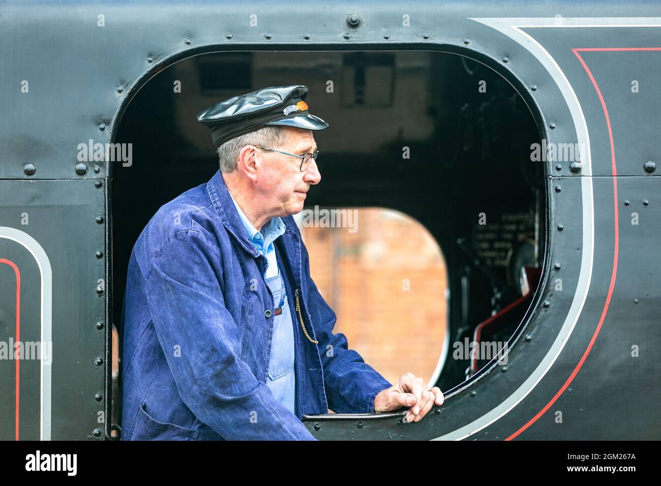 Kidderminster, Worcs, Royaume-Uni. 16 septembre 2021. Un chauffeur est photographié dans son taxi alors qu'il prépare son loco à vapeur pour un voyage d'une journée le jour d'ouverture du Gala à vapeur d'automne du Severn Valley Railway, Kidderminster, Worcestershire. Le gala dure jusqu'au dimanche 19 septembre et comprend des lieux d'hôtes. Crédit : Peter Lophan/Alay Live News Banque D'Images