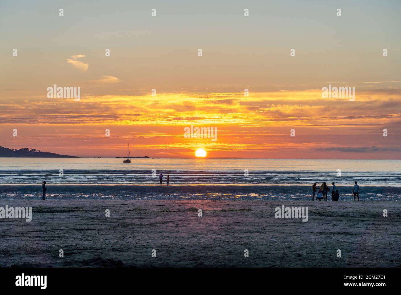 Sonnenuntergang am Strand von Saint-Michel-en-grève, Bretagne, Frankreich | coucher de soleil sur la plage de Saint-Michel-en-grève, Bretagne, France Banque D'Images