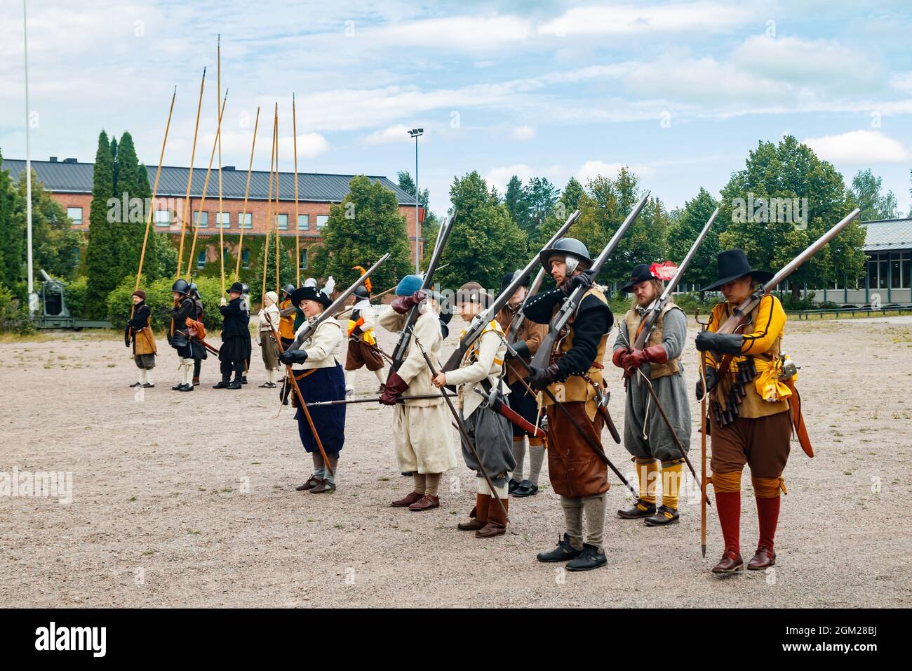 Kouvola, Finlande - 7 août 2021 : représentation en plein air au Festival du marché médiéval. Soldats du XVIIe siècle. Banque D'Images