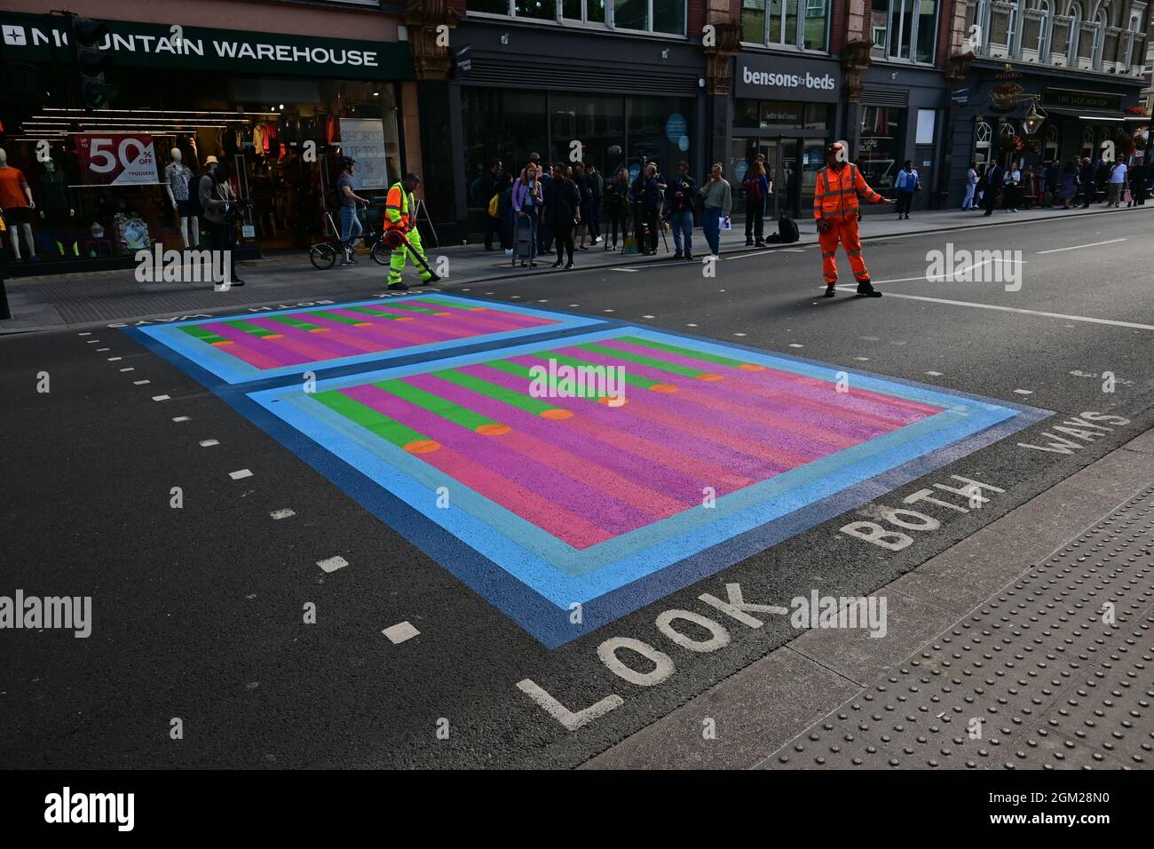 Londres, Royaume-Uni. 16 septembre 2021. Le maire de Londres, Sadiq Khan, lance la saison culturelle dut's Do London en automne avec des installations publiques spectaculaires d'art de rue. Accompagné de l'artiste Yinka Ilori et du photographe Rankin, il dévoilera la nouvelle commission d'art publique spectaculaire qui transforme 18 passages à niveau avec des dessins amusants et originaux, à l'aide d'une palette de couleurs vives et de formes audacieuses. The ‘rassembler Londres’ à Tottenham court Road sur le 2021-09-16 Londres, Royaume-Uni. Crédit : Picture Capital/Alamy Live News Banque D'Images