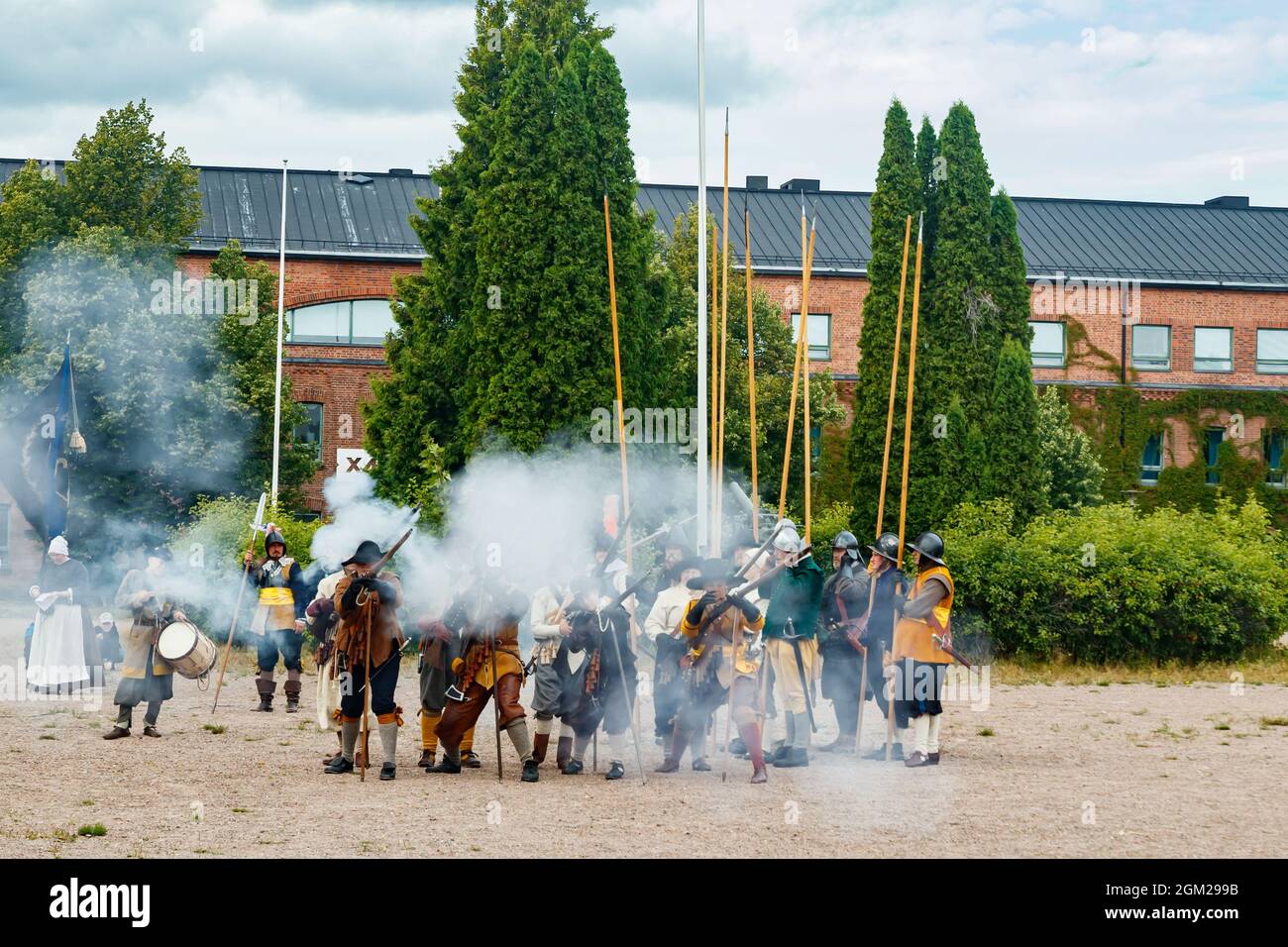 Kouvola, Finlande - 7 août 2021 : représentation en plein air au Festival du marché médiéval. Soldats du XVIIe siècle. Banque D'Images