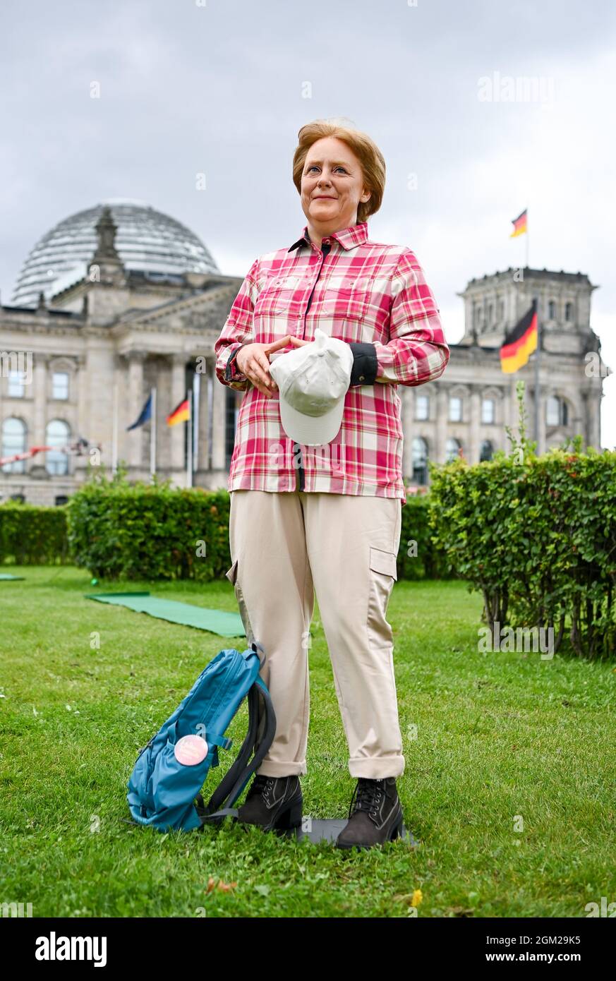Berlin, Allemagne. 16 septembre 2021. La figure en cire de la chancelière  allemande Angela Merkel (CDU) de Madame Tussauds Berlin se dresse dans un  look de loisir avec sac à dos, casquette
