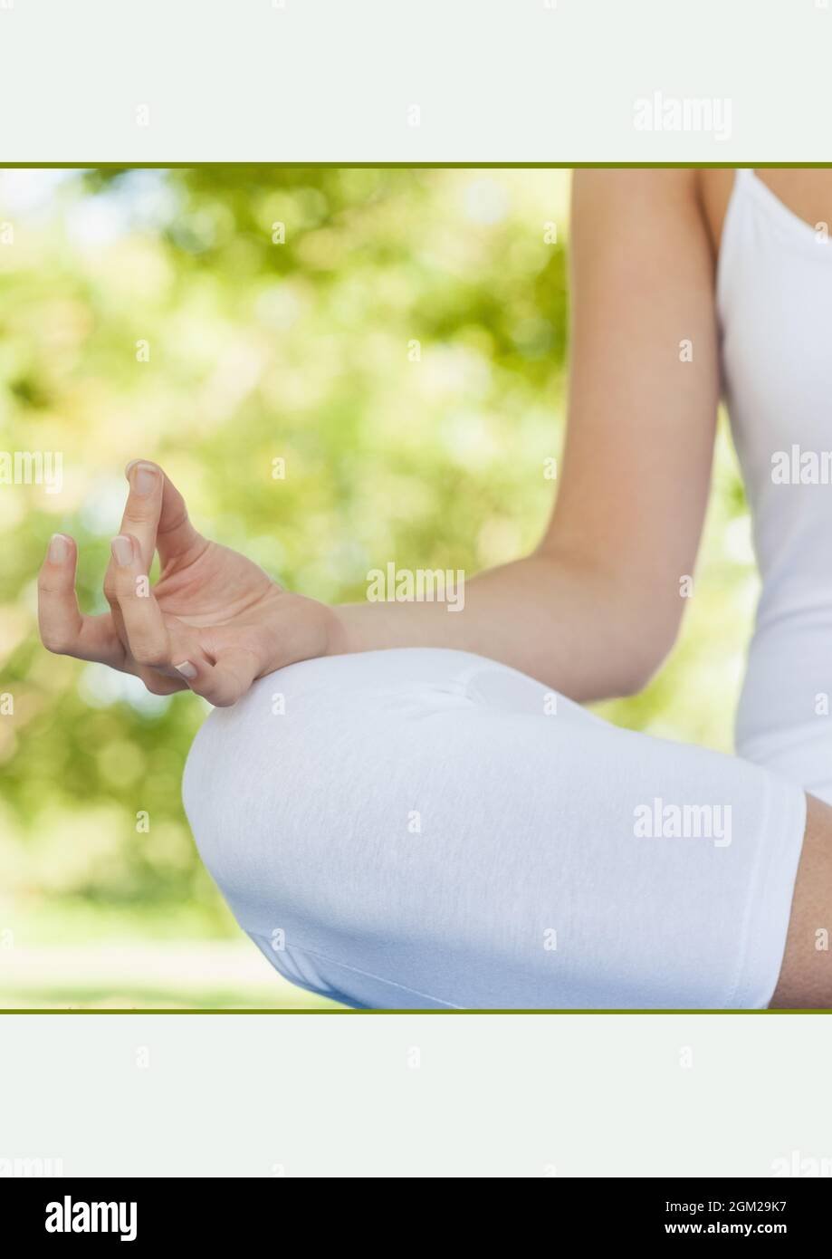 Section médiane d'une femme pratiquant le yoga dans le jardin sur fond blanc Banque D'Images