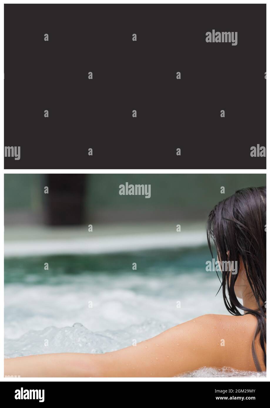 Bannière noire avec espace de copie contre une femme dans une baignoire Banque D'Images