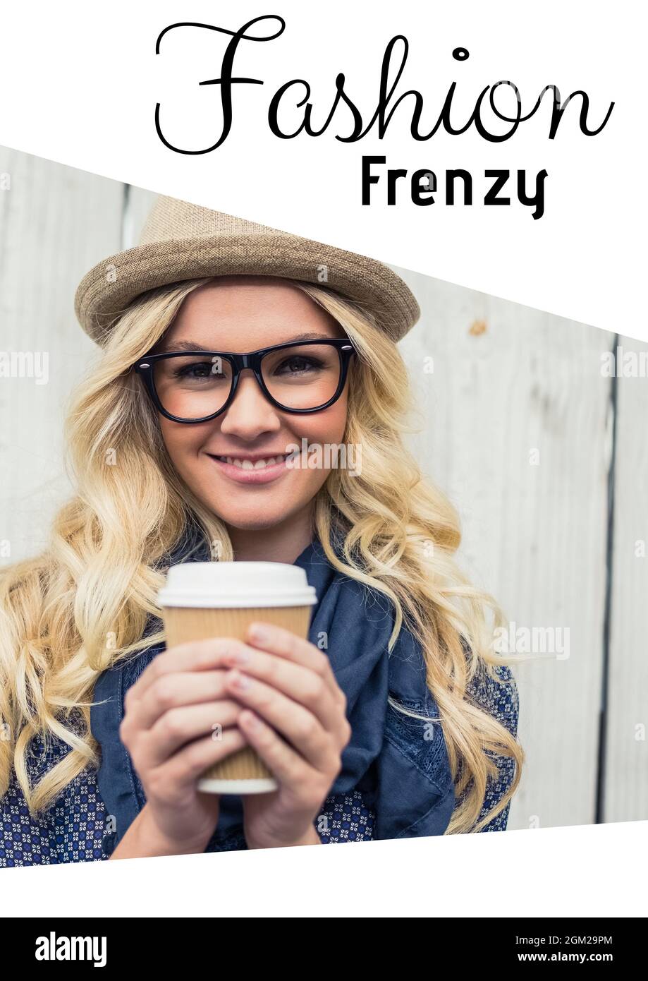 Mode frénésie texte sur le portrait d'une femme caucasienne tenant une tasse de café sur fond blanc Banque D'Images