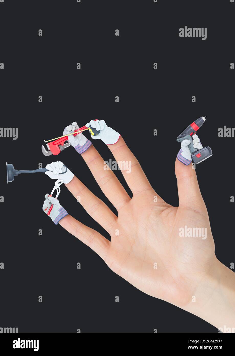 Plusieurs appareils de nettoyage sur les doigts d'une main contre un fond noir Banque D'Images