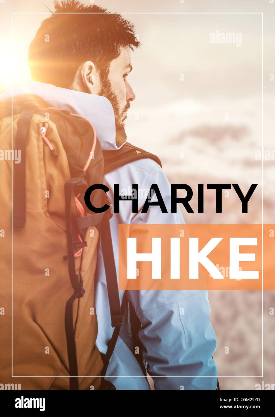 Texte de randonnée de charité contre l'homme caucasien avec sac de tapis trekking Banque D'Images