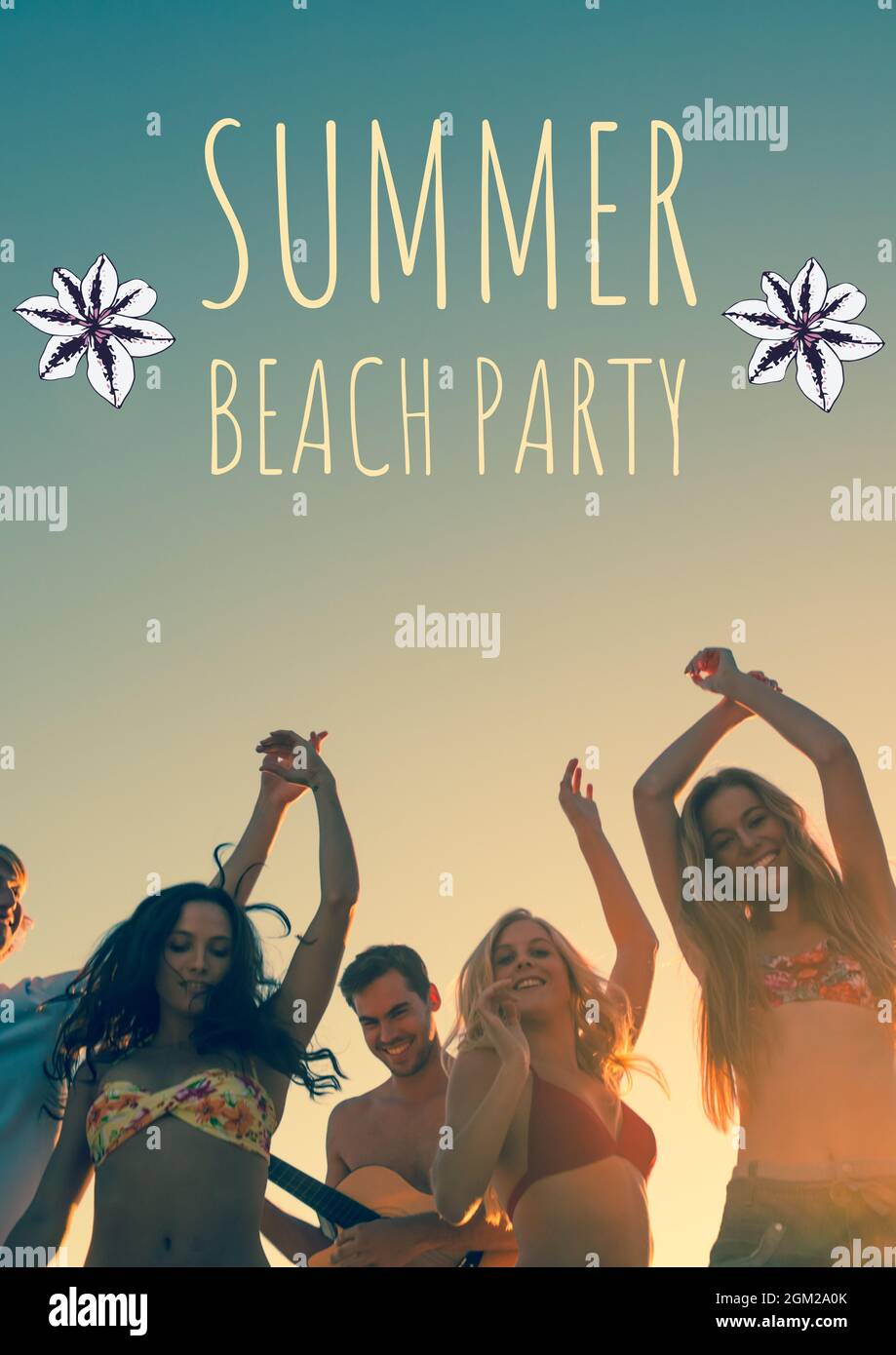 Texte de fête d'été sur la plage avec icônes de fleurs contre groupe d'amis à la plage Banque D'Images