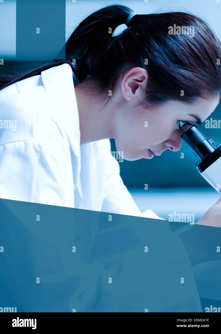 Banderole bleue avec espace de copie contre une employée de santé féminine utilisant un microscope au laboratoire Banque D'Images