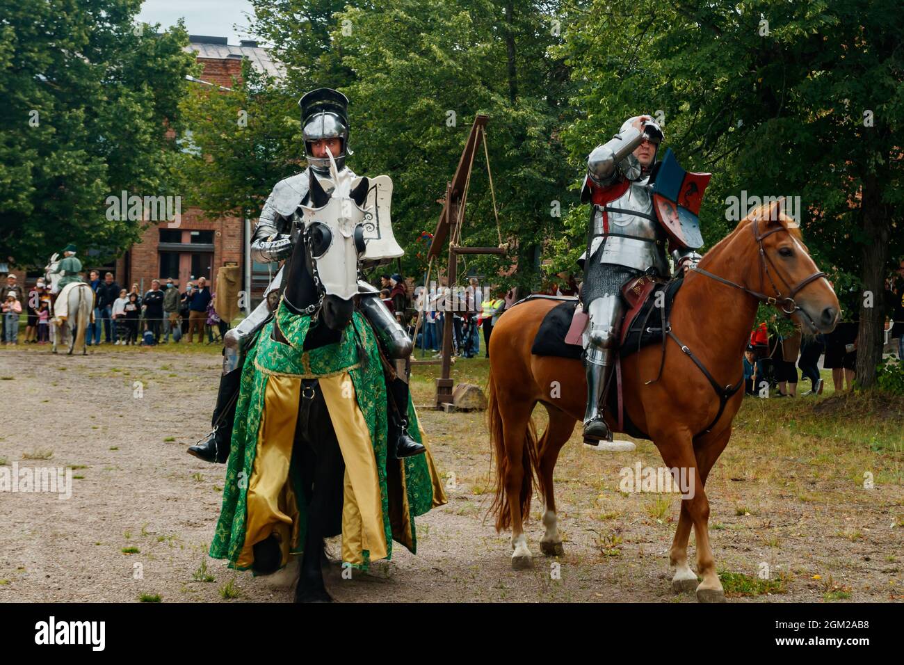 Kouvola, Finlande - 7 août 2021 : représentation en plein air au Festival du marché médiéval. Chevaliers à cheval. Banque D'Images
