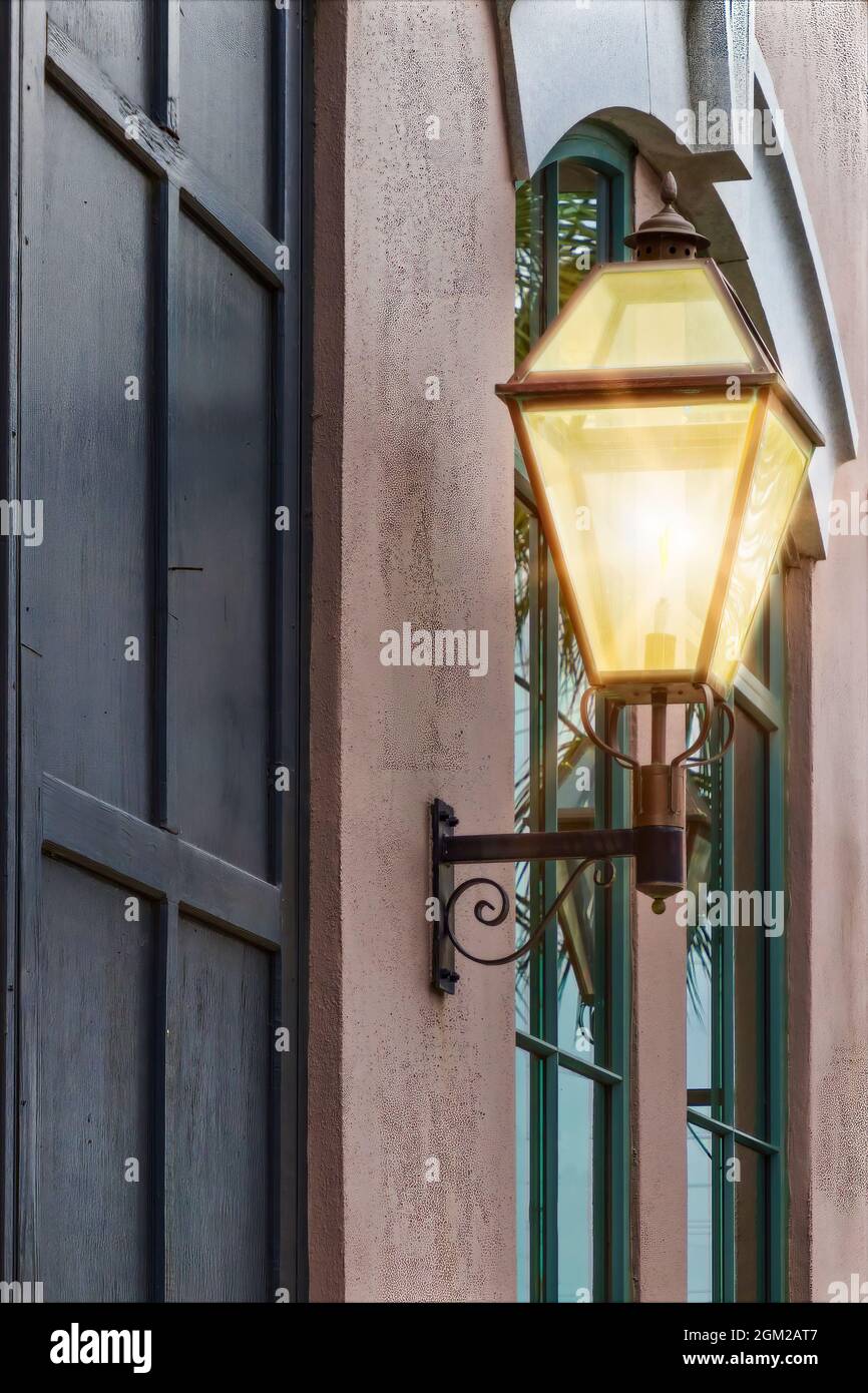 Gas Lamp Charleston SC - scène de rue de charme sudiste d'une lumière de gaz allumée à Charleston, Caroline du Sud. Cette image est également disponible en noir et Banque D'Images