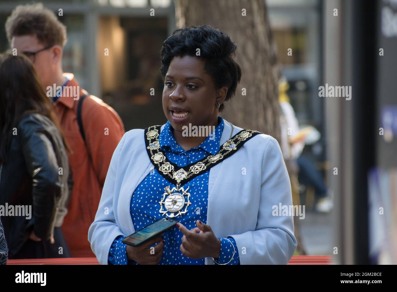 Londres, Royaume-Uni. 16 septembre 2021. La conseillère Sabrina Francis, maire de Camden, a assisté à la saison culturelle let's Do London de l'automne avec de spectaculaires installations publiques d'art de rue pour dévoiler Londres – une nouvelle commission d'art public spectaculaire transformant 18 passages à niveau pour piétons avec des conceptions ludiques distinctives à l'aide d'une palette de couleurs vives et de formes audacieuses. The ‘rassembler Londres’ à Tottenham court Road sur le 2021-09-16 Londres, Royaume-Uni. Crédit : Picture Capital/Alamy Live News Banque D'Images