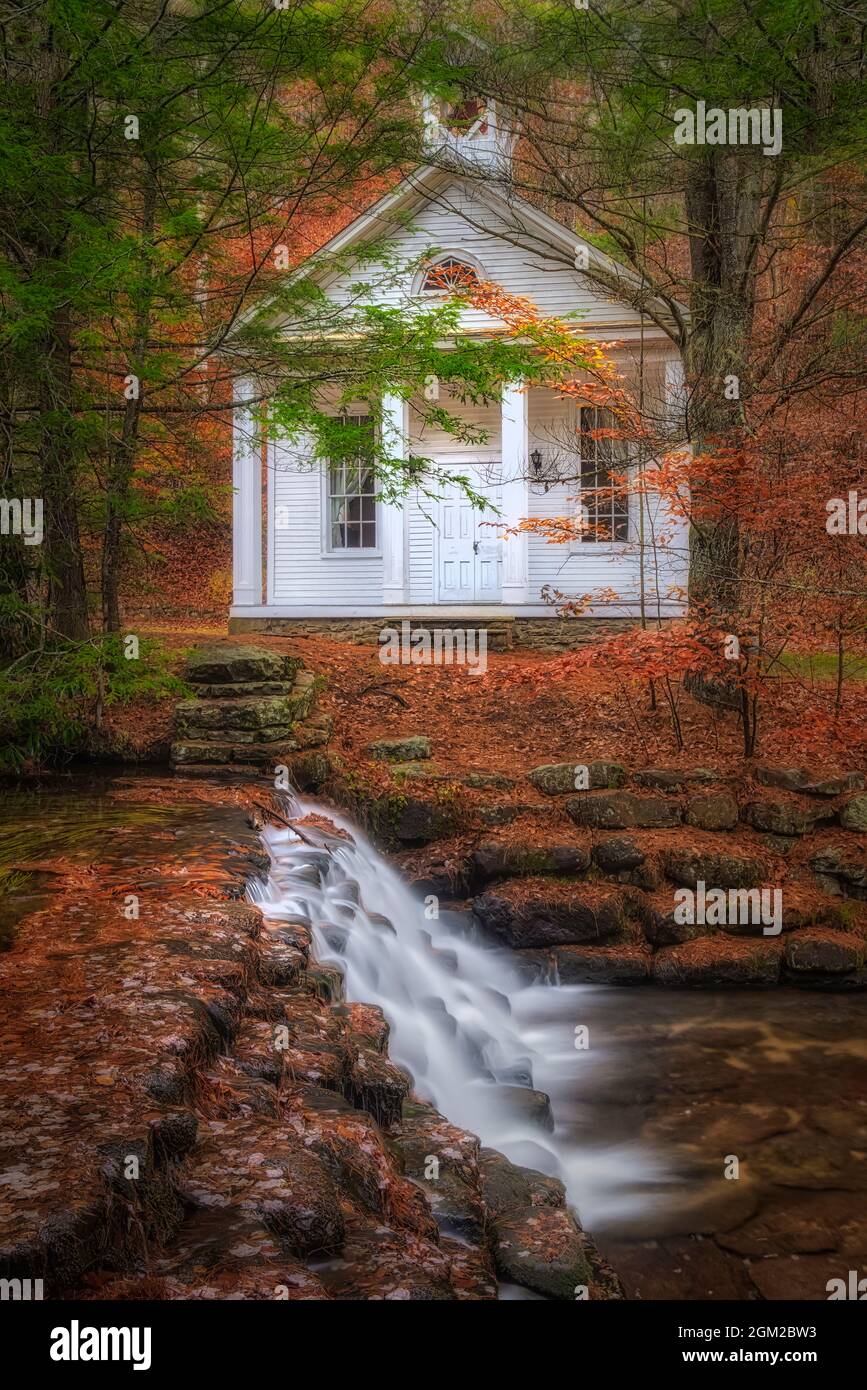 Cascade et chapelle - des feuilles de feuillage d'automne couvrent les terrains entourant ce pittoresque Chaptel et une cascade au parc national de Hickory Tun en Pennsylvanie. THI Banque D'Images