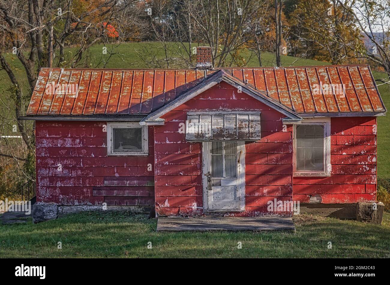 Country Home in NJ - Une petite maison de campagne rouge dans la zone rurale du comté de Sussex dans le New Jersey. Cette image est également disponible en noir et blanc. Banque D'Images