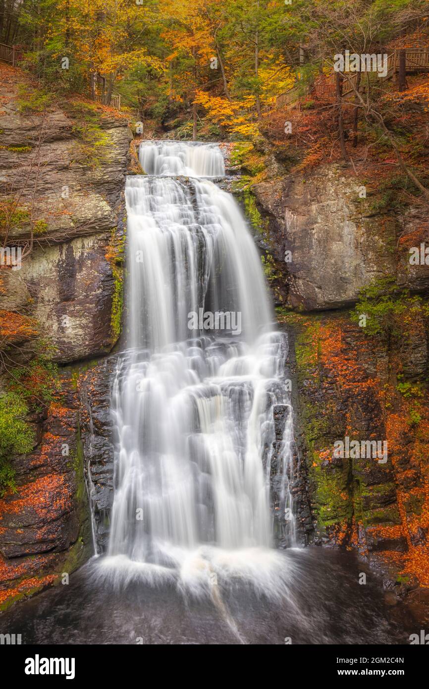 Bushkill Upper Falls PA - vue sur la chute d'eau principale entourée par les couleurs colorées de l'automne. Cette image est également disponible en noir et blanc. Banque D'Images