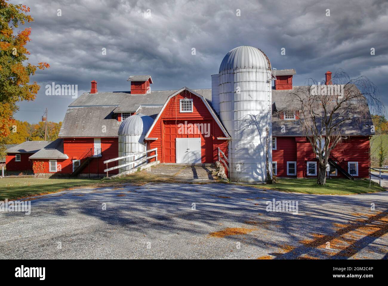 Red Barn and Silo - lumière chaude de l'après-midi tombe sur cette grange et silo rouge en activité dans le comté de Sussex, NJ. Cette image est également disponible en noir et blanc Banque D'Images