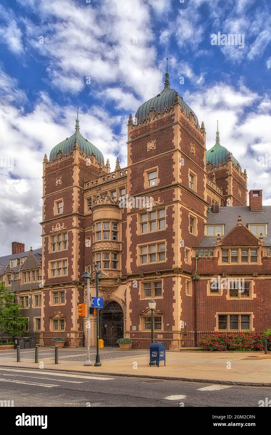 U Penn Quadrangle Towers II - vue sur l'université historique de Pennsylvanie à l'ouest de Philadelphie, PA. Le Quadrangle était le premier dortoir majeur Banque D'Images