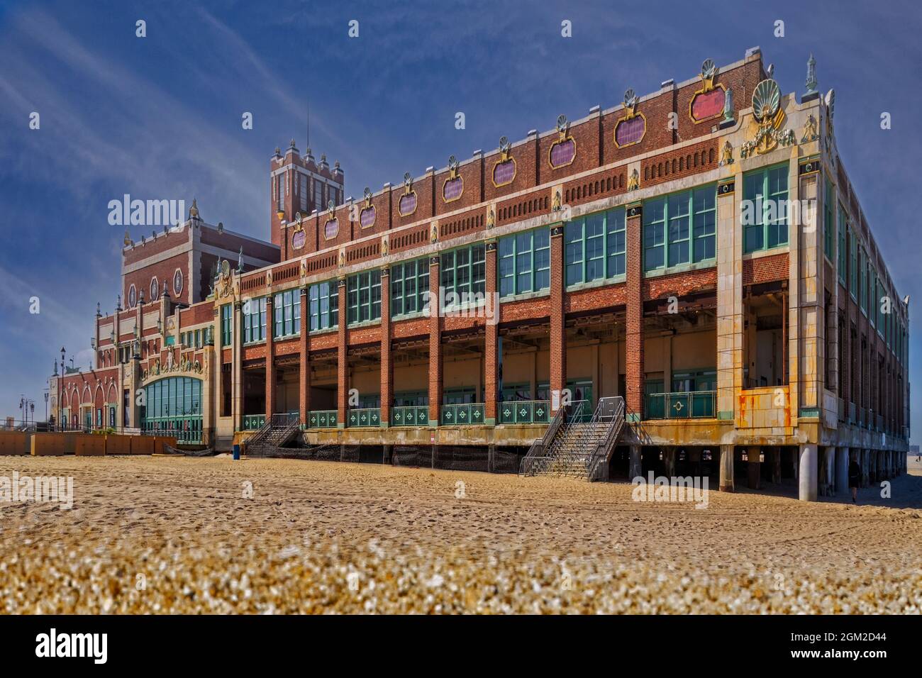 Centre de congrès Asbury Park NJ - vue sur une structure historique vide lors d'une belle journée ensoleillée. Il a été construit entre 1928 et 1930 et est dans le N des États-Unis Banque D'Images