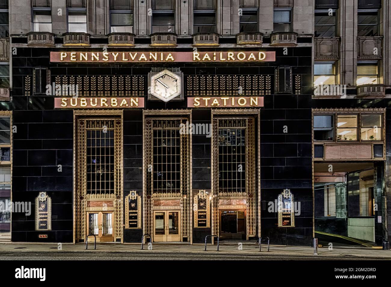Pennsylvania Railroad Suburban Station - façade art déco de la Pennsylvania Railroad Suburban Station en fin d'après-midi. La gare de banlieue Banque D'Images