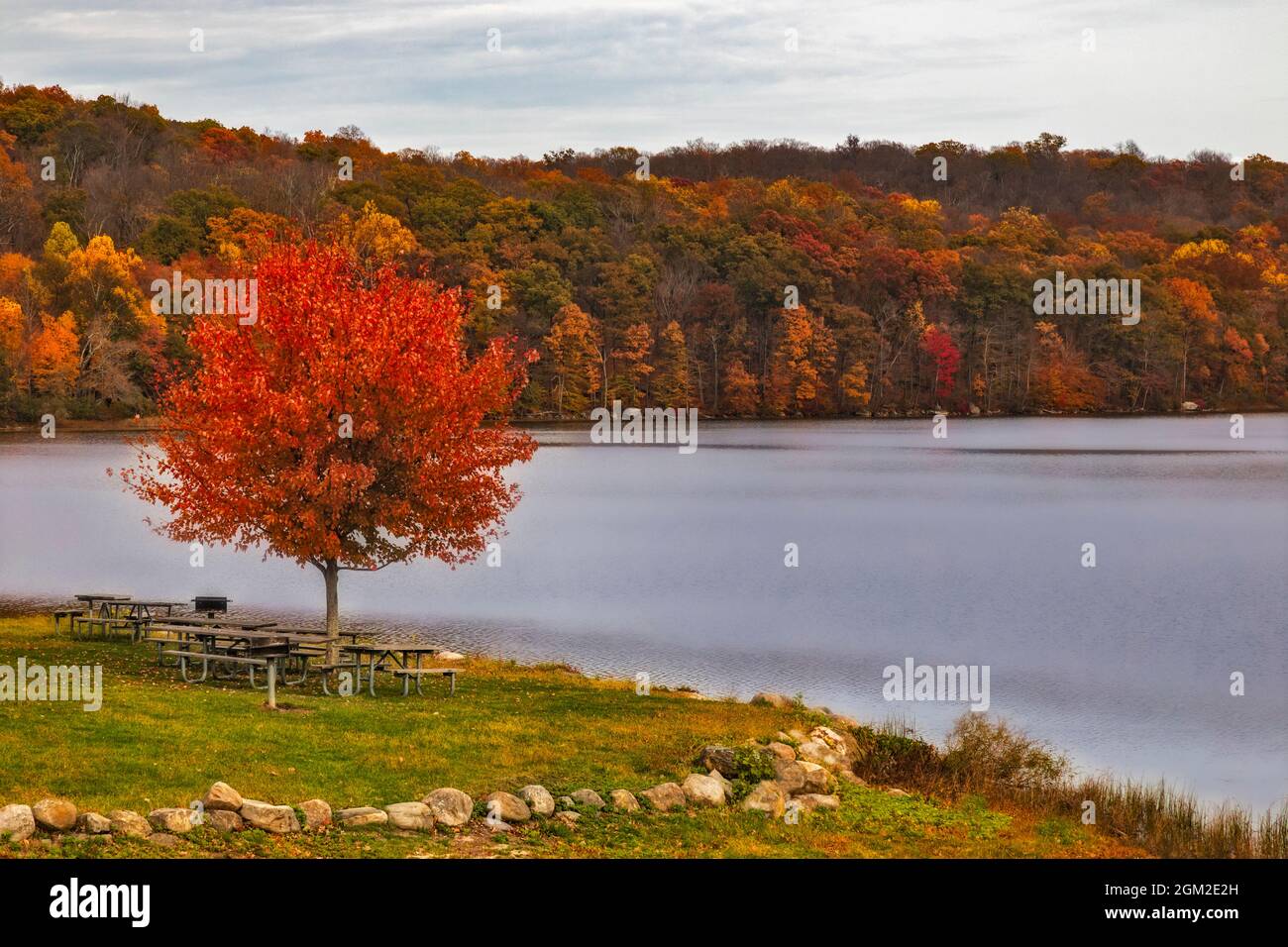 Ringwood State Park - les belles couleurs de l'automne se reflètent dans les eaux calmes et dans les montagnes du Ringwood State Park à New Jer Banque D'Images