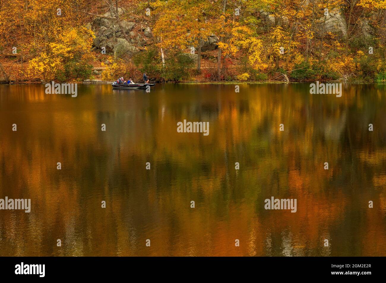 Pêche à l'automne - les belles couleurs de l'automne se reflètent dans les eaux calmes et dans le parc national du New Jersey. En prenant le Banque D'Images