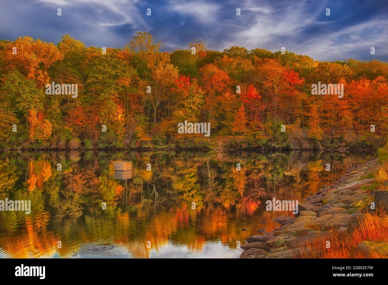 Natures Colour Palette NY - admirez les magnifiques couleurs du feuillage d'automne et les reflets sur les eaux calmes du lac Skannatat, dans le parc national Harriman Banque D'Images