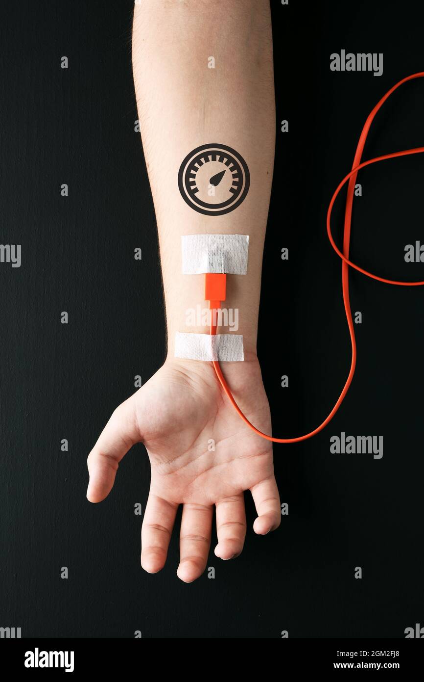 Câble de charge USB branché sur un bras mâle avec symbole de compteur de vitesse. Énergie de la vie, rajeunissant ou pour gagner de l'endurance, de l'endurance, de la vitesse, de la force ou du vitalit Banque D'Images
