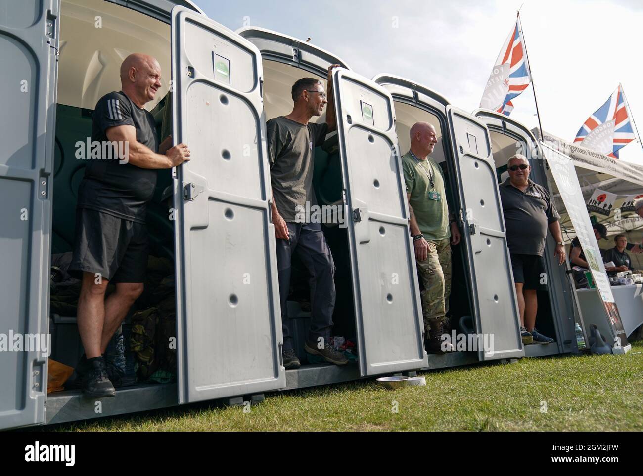 Anciens combattants (de gauche à droite) Ian Baillie, Mike Hewlett, Gary Sprakes et Chris Nicholls, qui passent 120 heures dans des cabines de toilette portables sur Southsea Common à Portsmouth, Hampshire, pour recueillir de l'argent pour les anciens combattants oubliés du Royaume-Uni qui soutiennent d'anciens membres des forces armées. Les anciens combattants de l'Armée et du Service sous-marin de la Royal Navy, qui visent à amasser 1,500 GBP, ont commencé leur sit-in mercredi et se termineront à 16h le dimanche. Date de la photo : jeudi 16 septembre 2021. Banque D'Images